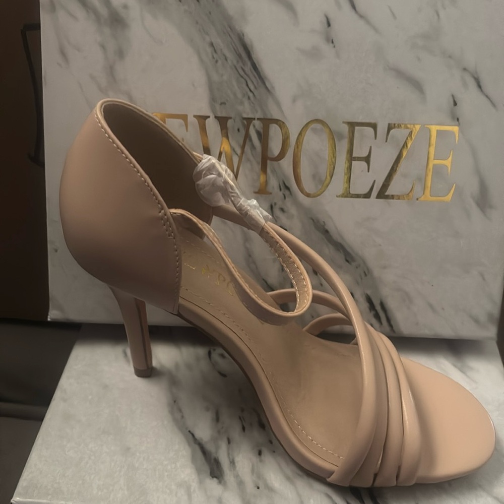 Nude Strappy Heels NWT Cewpoeze